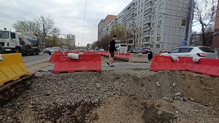 В Челябинске возле горбольницы сделали временный переход через яму на трамвайных путях