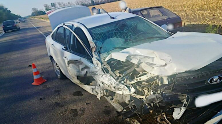 На Кубани в лобовом ДТП погиб водитель Lada