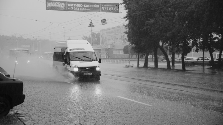 В Приморье из-за дождя смыло мост, ушла под воду заправка и топит подвалы домов