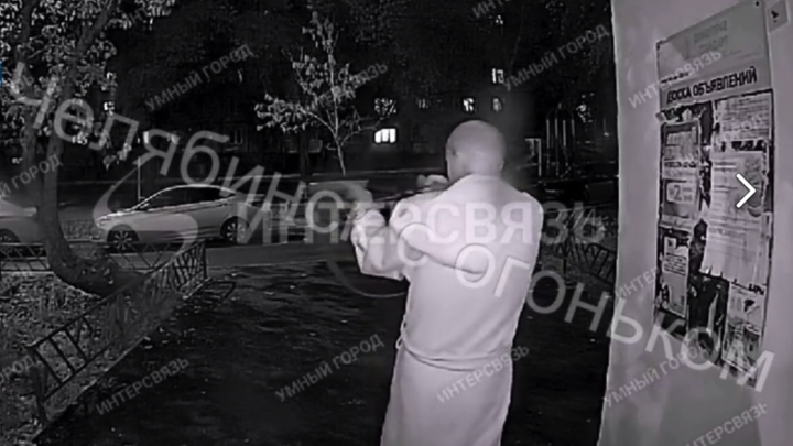 Лысый мужчина с ружьём и в халате подкараулил двух челябинцев