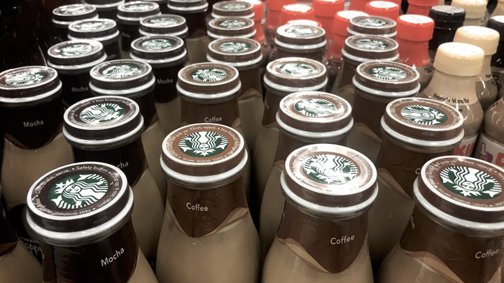 Не такой уж черный кофе: 175 тысяч работников Starbucks пройдут антирасистский тренинг в США