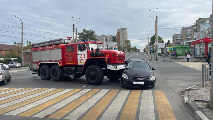 В Шахтах пожарная машина врезалась в иномарку