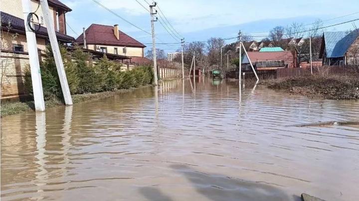 В Краснодарском крае после удара стихии остаются подтопленными 37 дворов и 2 дома