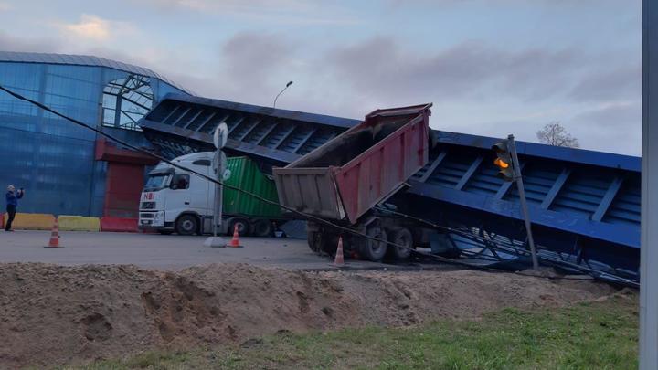 Самосвал с поднятым кузовом снес пешеходный мост на трассе М-10 в Любани