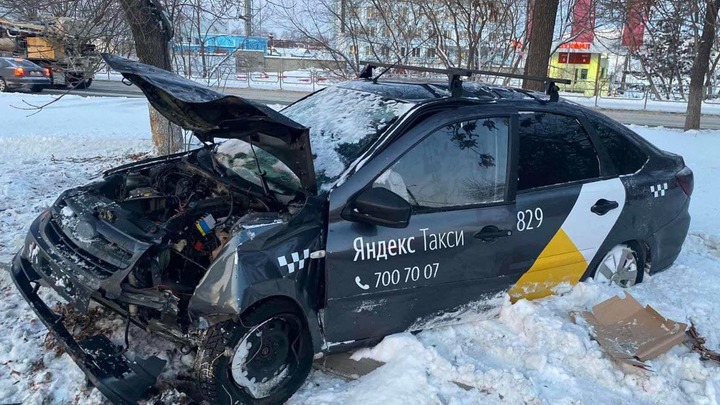 Две девушки попали в аварию на такси в Челябинске