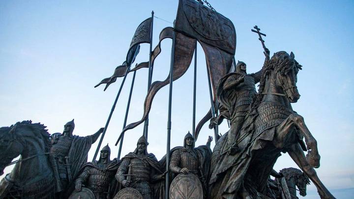 Дружить с Востоком и воевать с Западом: В России празднуют День рождения Великого Князя Александра Невского