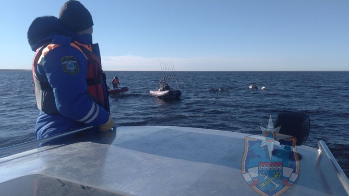 Трое в лодке перевернулись в Ладожском озере. Двое погибли