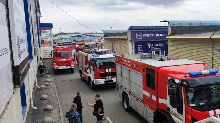 В Челябинске 45 человек вывели из торгового центра, где загорелся отдел