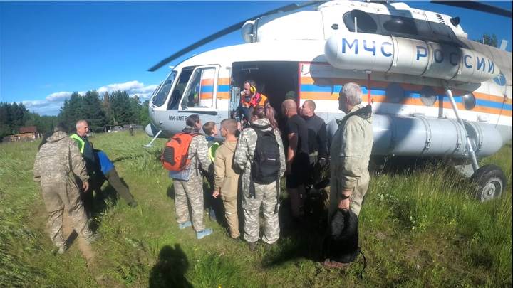 На севере Свердловской области спасатели эвакуировали 12 туристов, потерявших вездеход