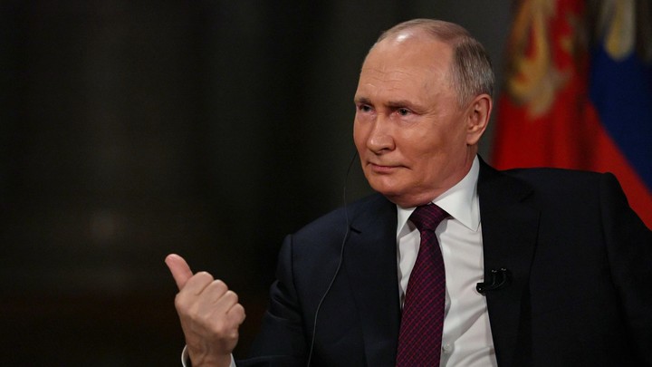 Аукцион в Петербурге взвинтил цену на подпись и визитку Путина в 680 раз