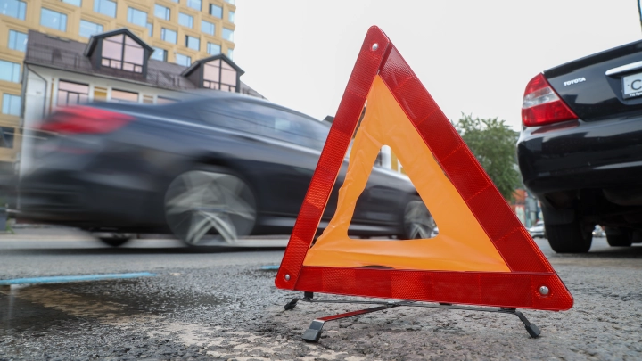 В Москве пассажир иномарки с мигалкой ударил дубинкой по медлительной машине