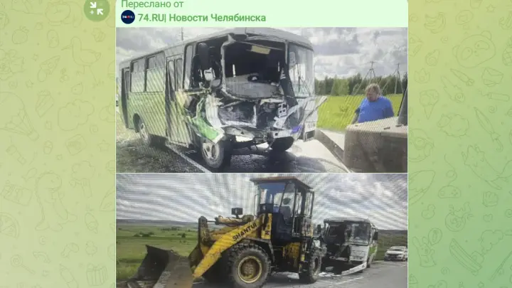 Автобус под Челябинском въехал в трактор, пострадали две пассажирки