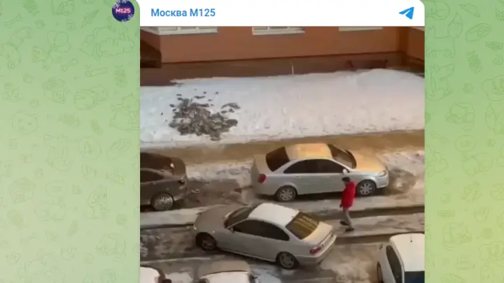 Житель Москвы вызволил застрявшую в сугробе машину перфоратором