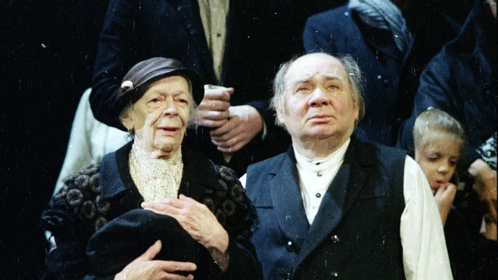 Популярные актёры, прославившиеся в зрелом возрасте. Какими они были в молодости?