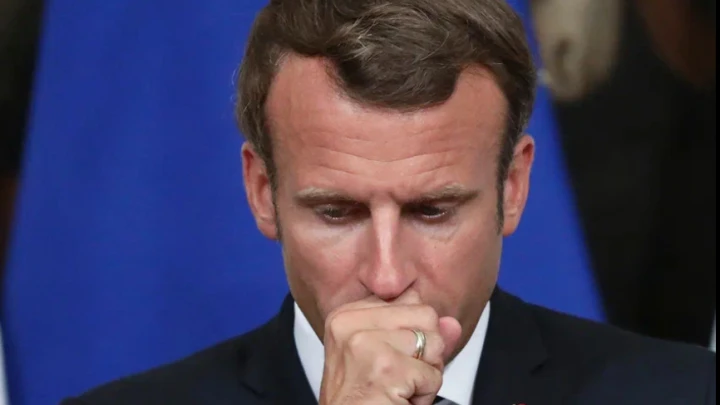 Все смотрели на стол, а надо было на лицо Макрона: Он испугался. Ему стыдно