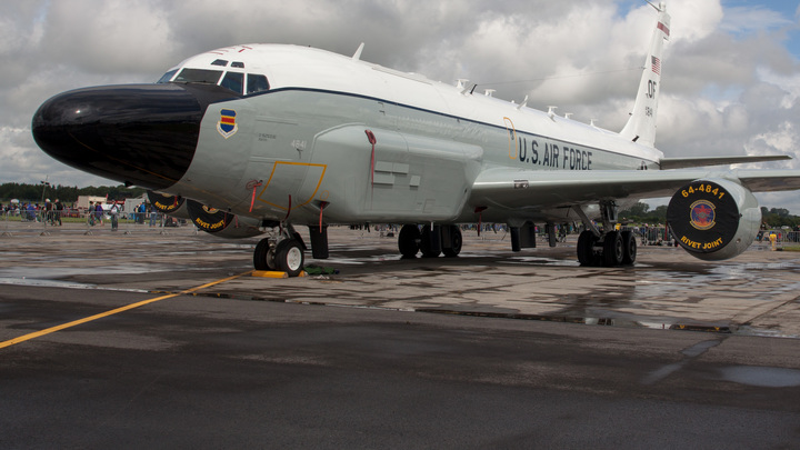 Британский пилотируемый самолёт-разведчик Boeing RC-135W появился над Чёрным морем