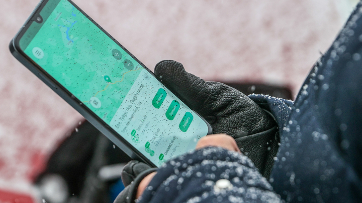 Эксперты рассказали об опасности зарядки смартфона под подушкой