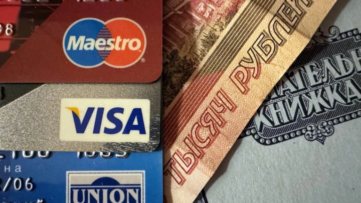 В одни руки: Русским ограничат число банковских карт