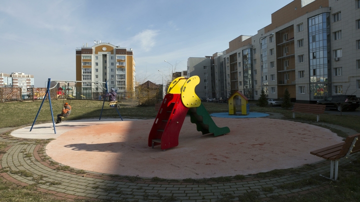 Воспитательница отвлеклась: В Петербурге малышка погибла в детсаду, задыхаясь на горке почти 10 минут