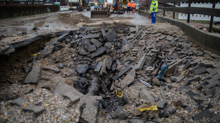 Провалились сквозь землю: Три авто в Петербурге упали в яму с кипятком