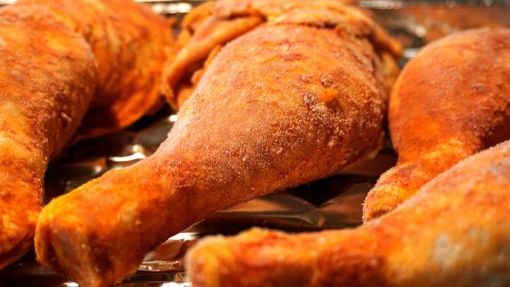 Избиением в туалете закончился поход в ресторан для любителя острой курицы и маленьких девочек