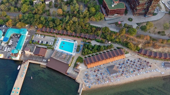 Деградация за 13 лет: Как в Анапе детский яхт-клуб превратили в закрытый пляж для богатых