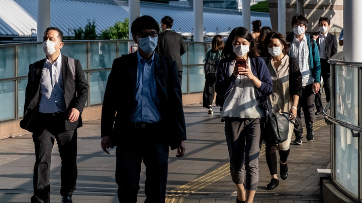 Танцы с подгузниками: Кандидат в губернаторы Токио 6 минут безумствовал в прямом эфире