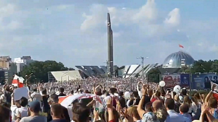 Ещё два банка отказались выдавать кредиты белорусам