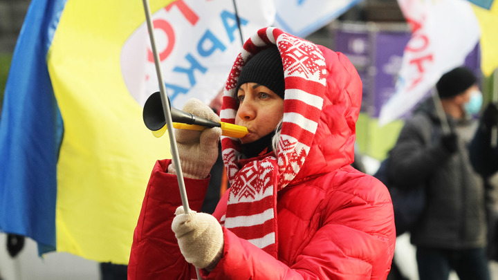 Запуганные украинцы вышли в центр Киева с требованием срочно помириться с Россией: Хватит мямлить!