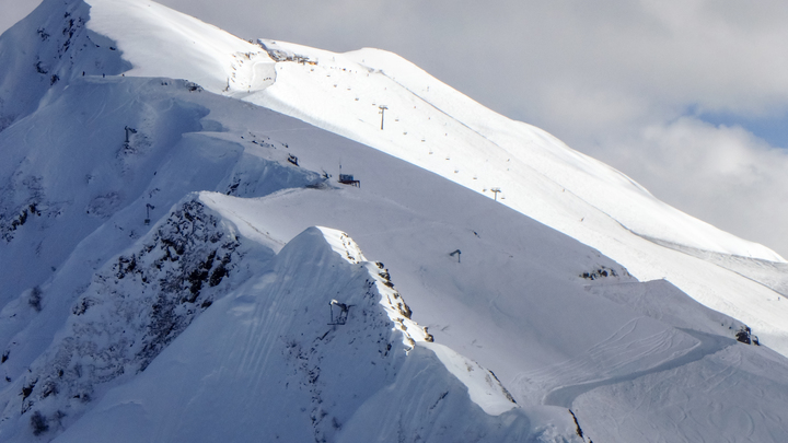 На Красной Поляне и Розе Хутор закрыли трассы для катания из-за сильного ветра