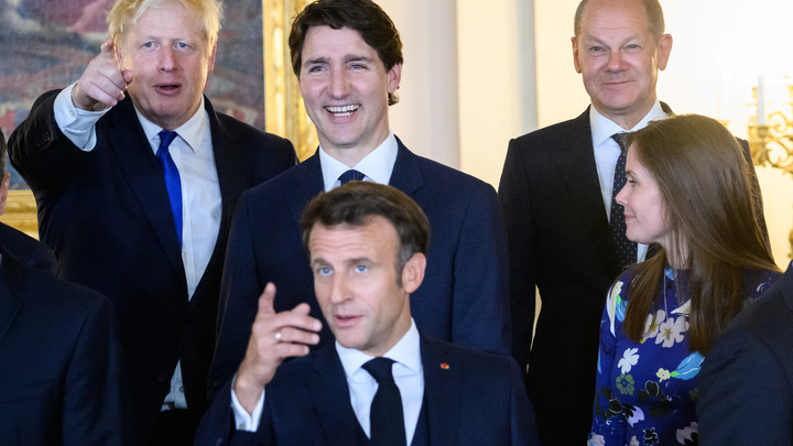 Неджентльменское поведение: Бывший премьер-министр Джонсон грозился вырубить Макрона