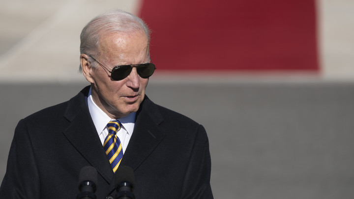 Морпех США спас Байдена с фартуком на глазах у всех. Получилось стыдно