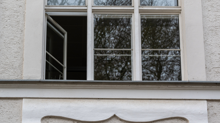 На выбросившего из окна годовалого ребенка мужчину завели уголовное дело