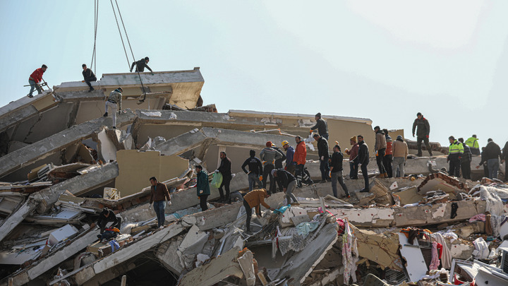 Спасатели кричали и аплодировали: В Турции ребёнок пролежал в руинах почти две недели и выжил