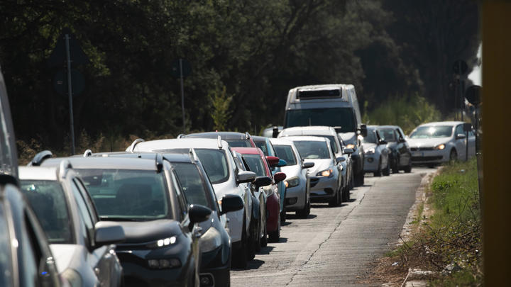Мигрант посреди улицы стал собирать дань с местных. Ему никто не решился перечить