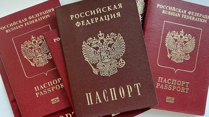 Мигранты жгут русские паспорта, а после извиняются целыми семьями