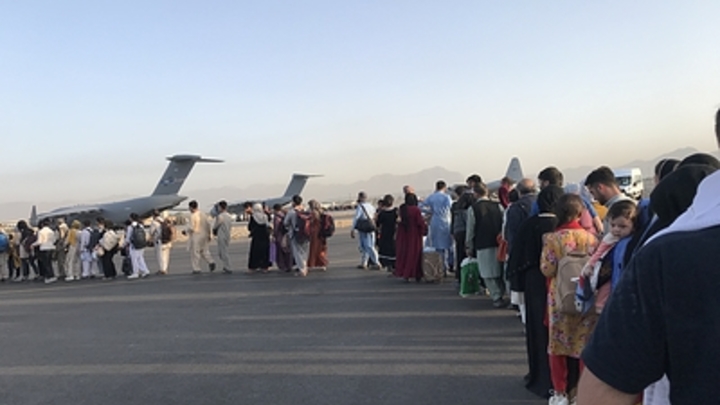 Эксперты об эвакуации иностранцев из Кабула: Талибы* договороспособные, но непредсказуемые
