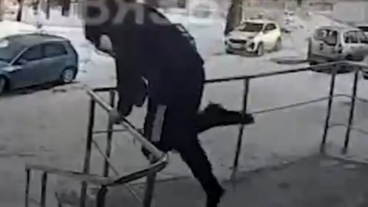 Хамам в подъезде: челябинец выбежал на мороз в носках, спасаясь от кипятка