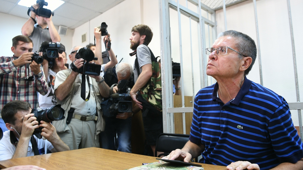 Гособвинение: Улюкаев двумя пальцами показал Сечину сумму взятки Гособвинение: Улюкаев двумя пальцами показал Сечину сумму взятки