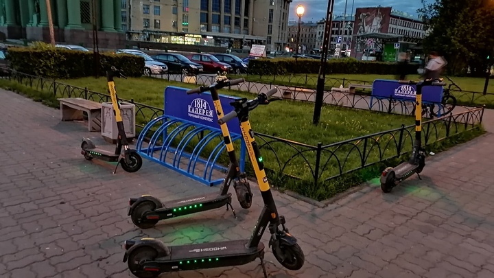 В Петроградском районе столкнулись каршеринг и электросамокат