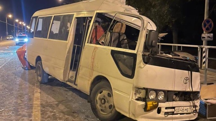 В Анапе пассажирский автобус столкнулся с КамАЗом, один человек погиб и двое пострадали