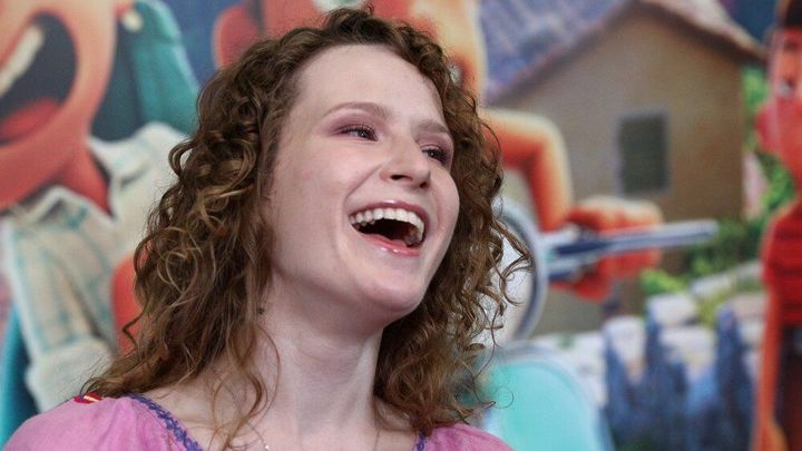 Сходите Кобзона послушайте: Монеточка отправила зрителей на концерт покойного мэтра