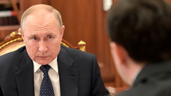 Штрафы за приравнивание действий СССР к нацистской Германии: Владимир Путин подписал новый закон