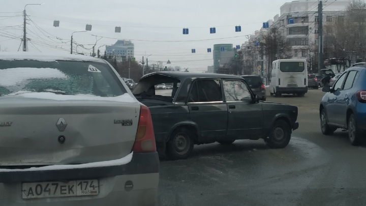 В Челябинске на Алом поле рейсовый пассажирский автобус столкнулся с легковым автомобилем