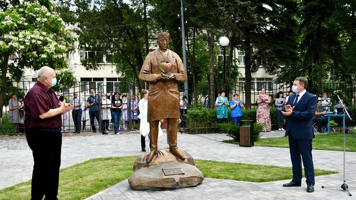 В Аксае возле ЦРБ открыли мемориал в честь медработников