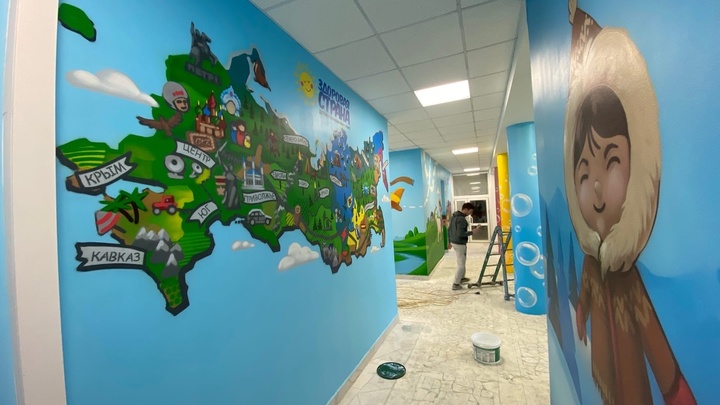 В Челябинской области художники сделали стены детской поликлиники пособием по географии
