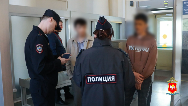 В челябинском аэропорту мигрантов развернули в сторону военкомата