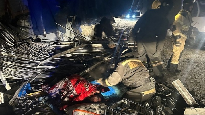 Один человек погиб в результате столкновения двух большегрузов в Кузбассе