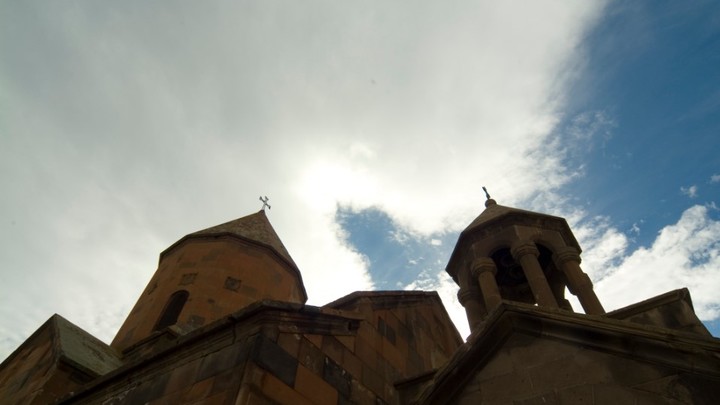 В Армении начались нападки на веру: Власти взялись за священников, забыв о своей же Конституции