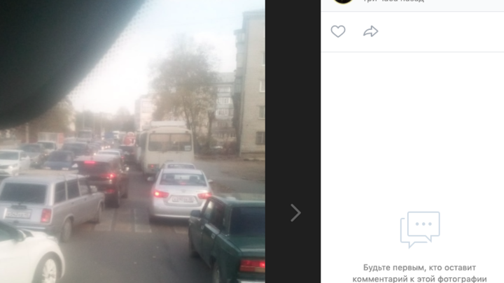 Ремонт водопровода на улице Коли Мяготина создал автомобильные пробки в Кургане